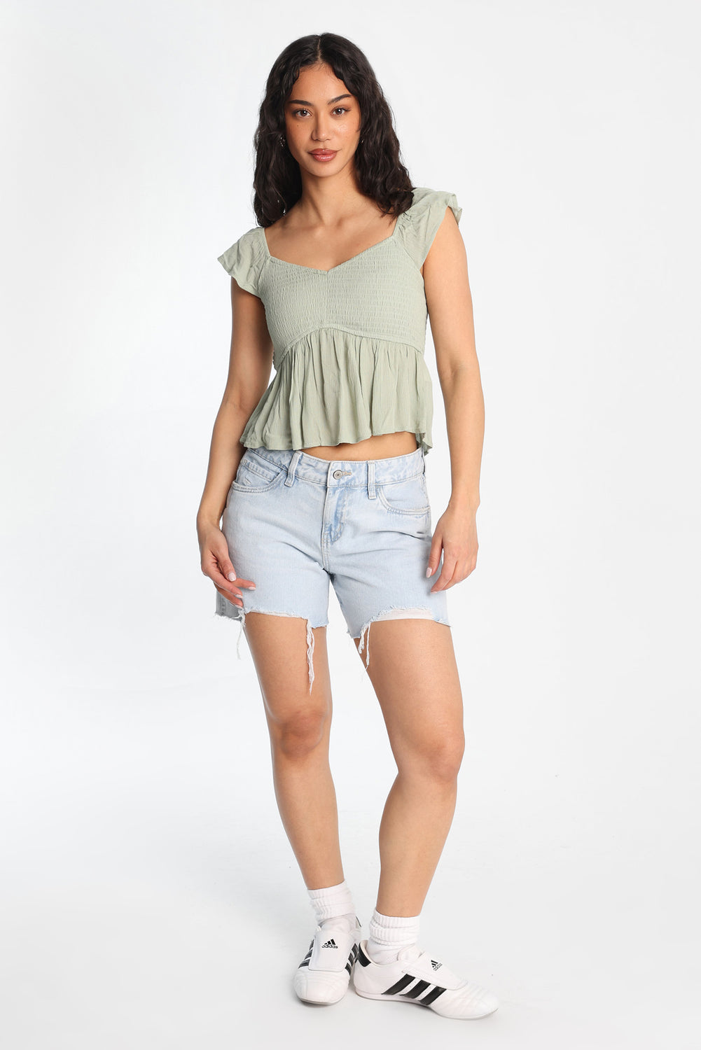 Haut babydoll smocké à manches volantées Haut babydoll smocké à manches volantées