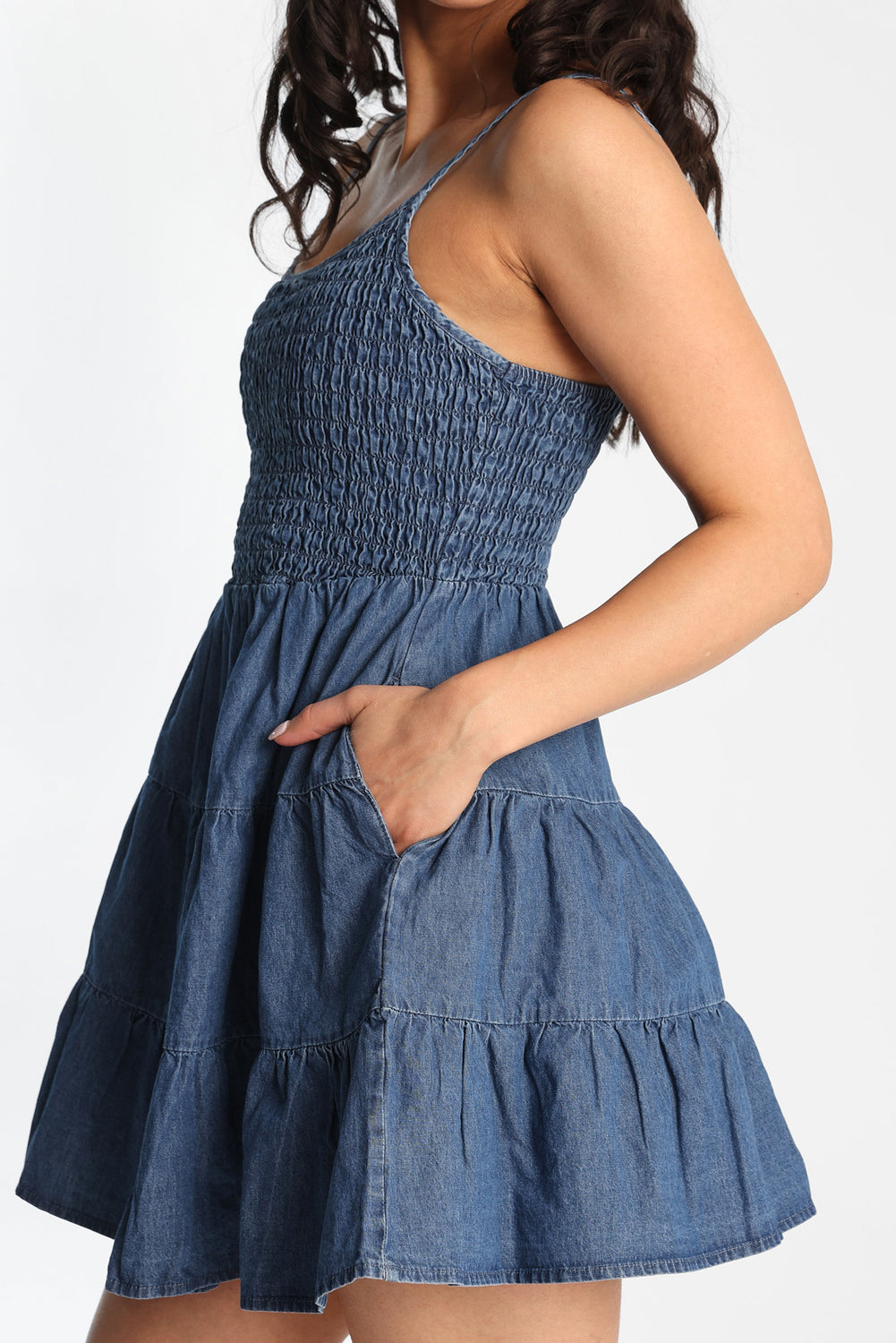 Mini-robe smockée en chambray Mini-robe smockée en chambray