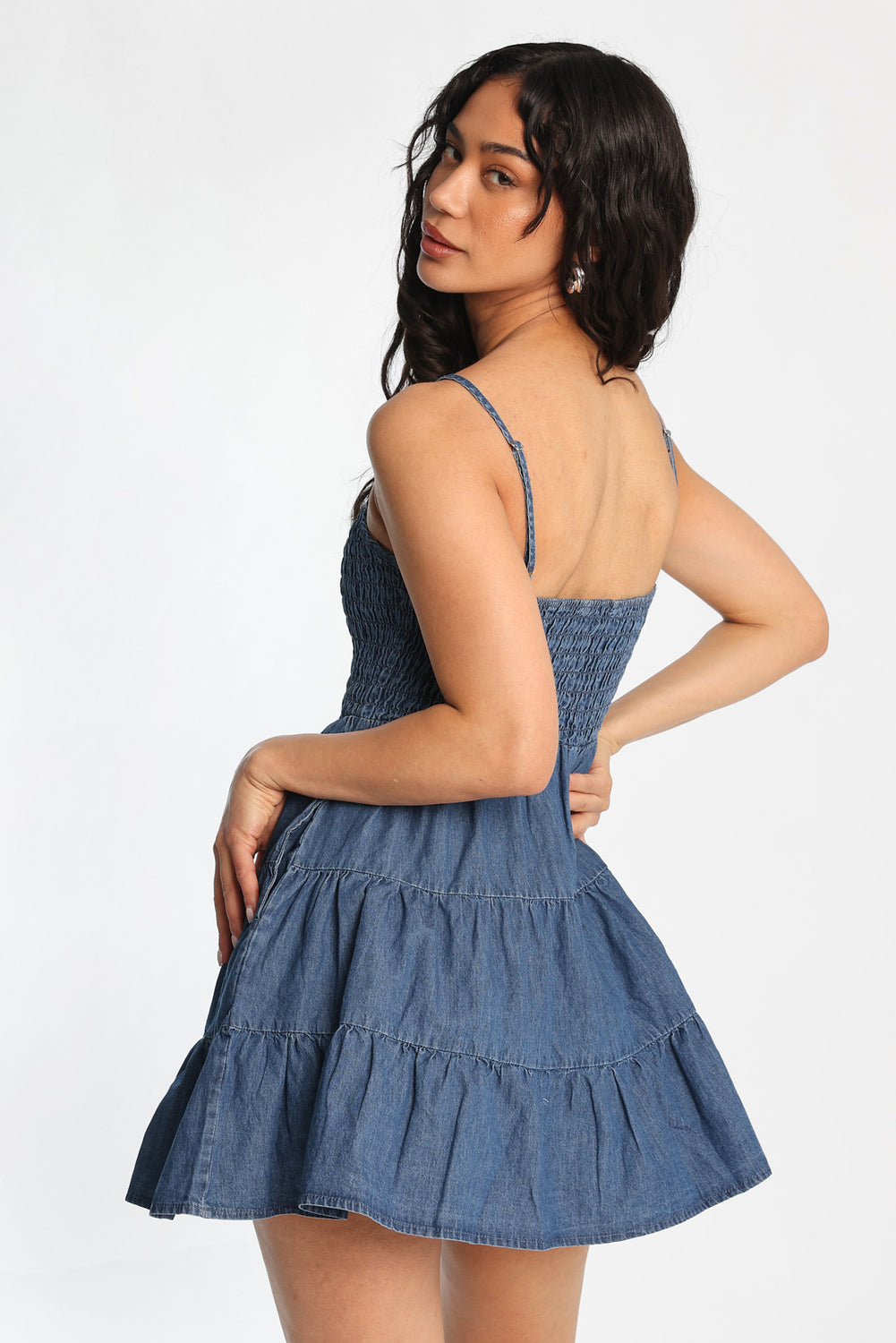 Mini-robe smockée en chambray Mini-robe smockée en chambray