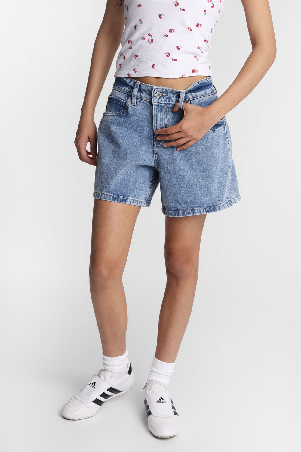 Short en denim ample taille basse brodé Short en denim ample taille basse brodé