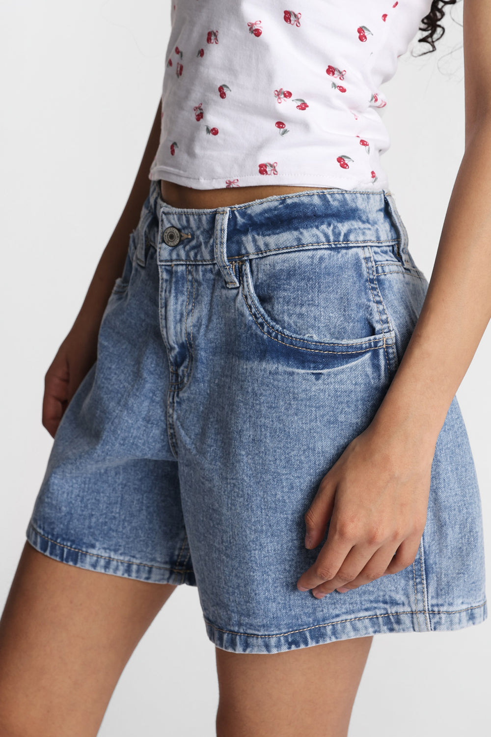 Low-Rise Embroidered Baggy Denim Shorts Low-Rise Embroidered Baggy Denim Shorts