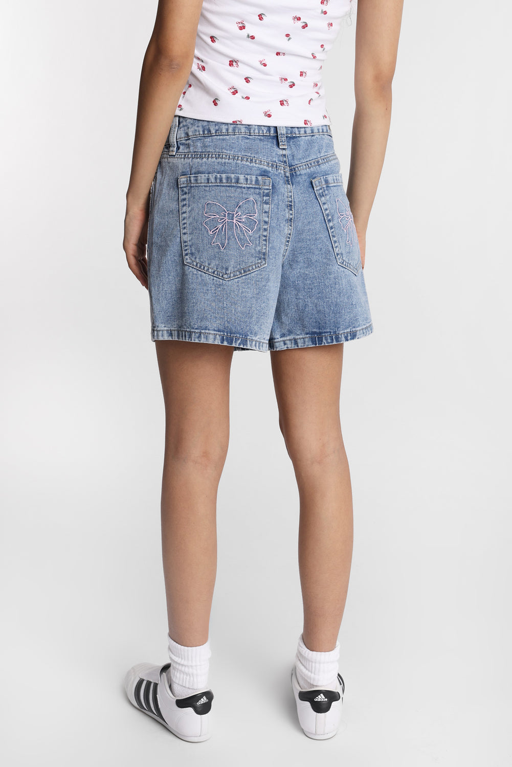 Short en denim ample taille basse brodé Short en denim ample taille basse brodé