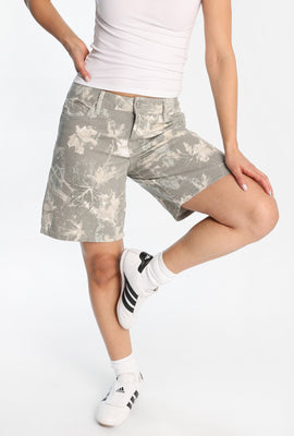 Short en jean taille basse à imprimé camouflage arbre