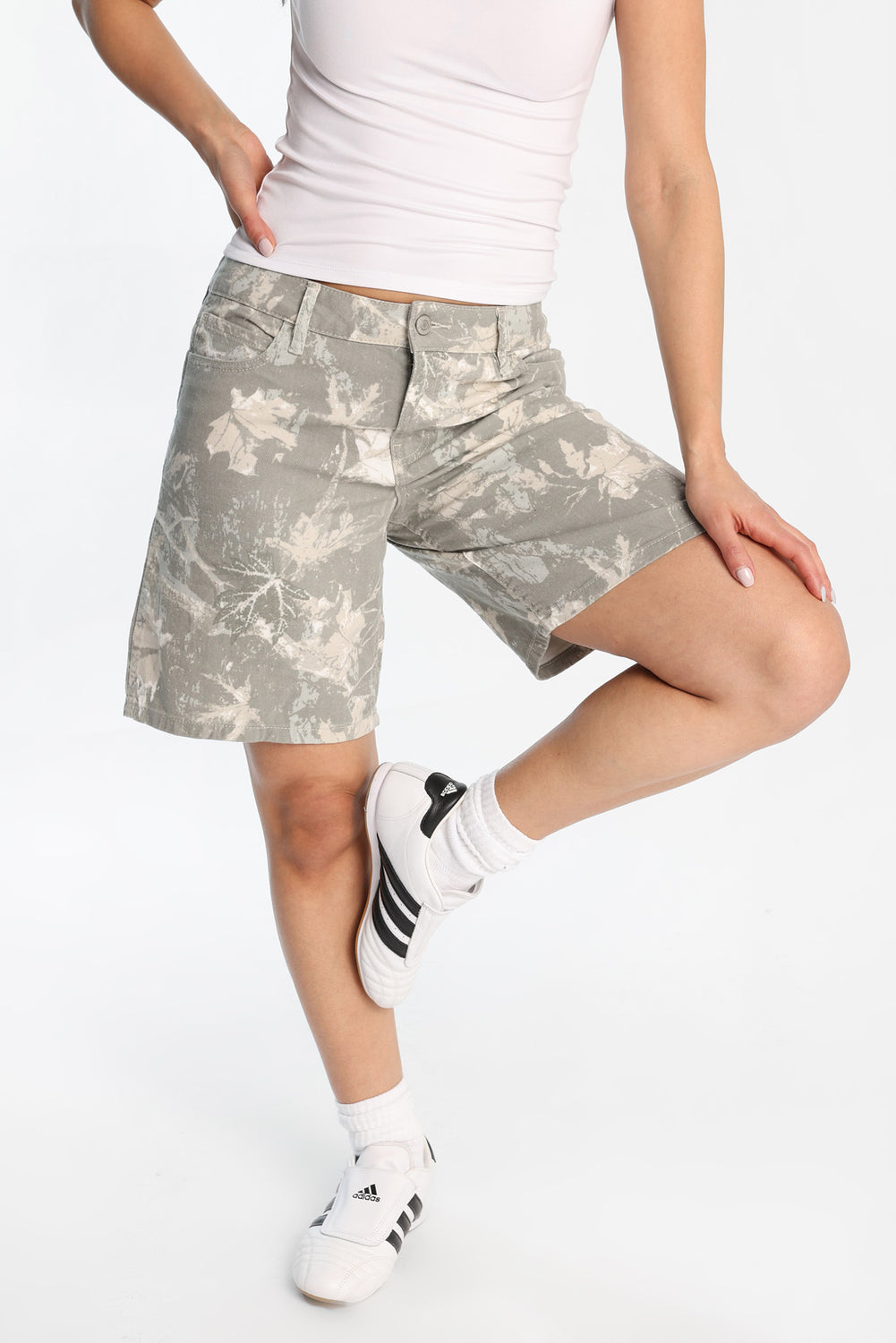 Short en jean taille basse à imprimé camouflage arbre Short en jean taille basse à imprimé camouflage arbre