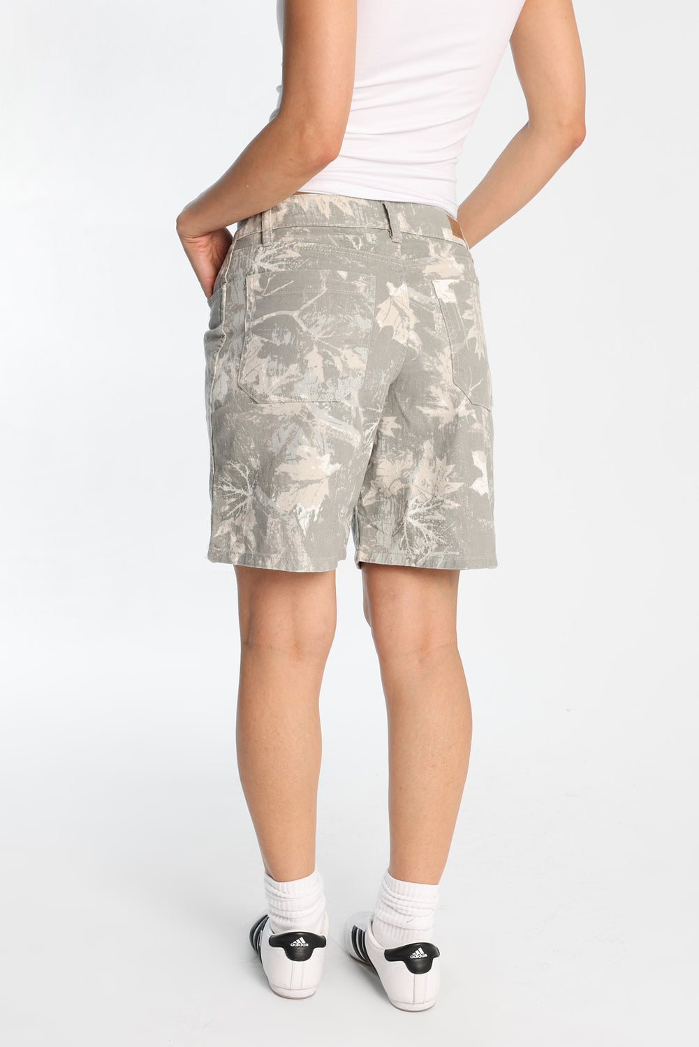 Short en jean taille basse à imprimé camouflage arbre Short en jean taille basse à imprimé camouflage arbre