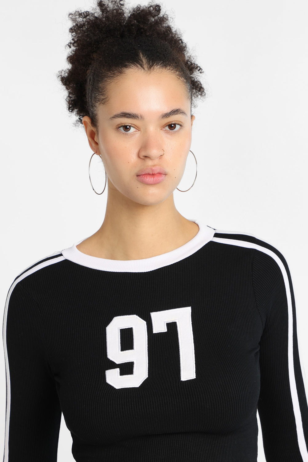 T-shirt ajusté à manches longues brodé 97 T-shirt ajusté à manches longues brodé 97