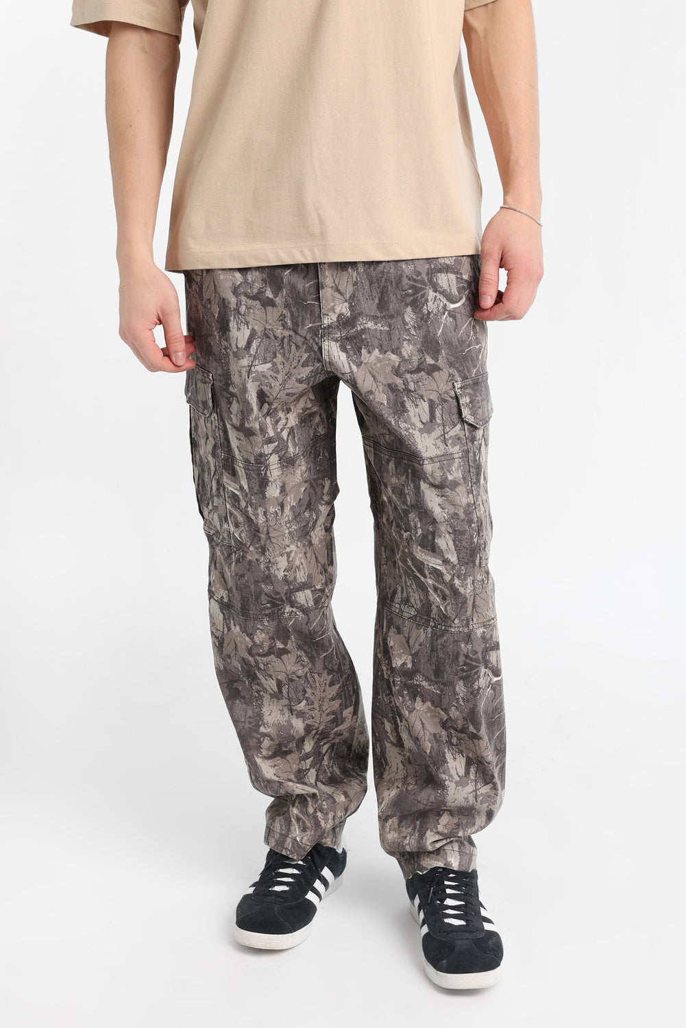 Pantalon cargo en sergé coupe skateur ample camouflage Pantalon cargo en sergé coupe skateur ample camouflage