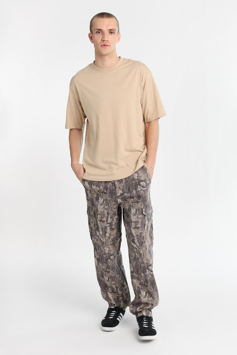 Pantalon cargo en sergé coupe skateur ample camouflage Pantalon cargo en sergé coupe skateur ample camouflage