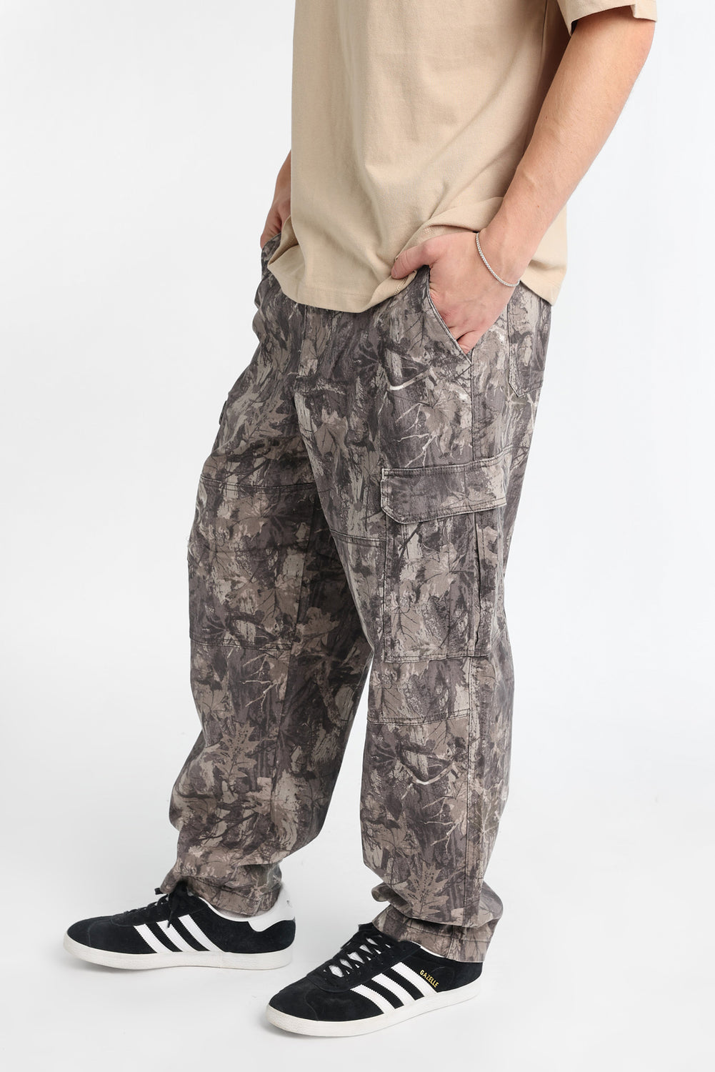 Pantalon cargo en sergé coupe skateur ample camouflage Pantalon cargo en sergé coupe skateur ample camouflage