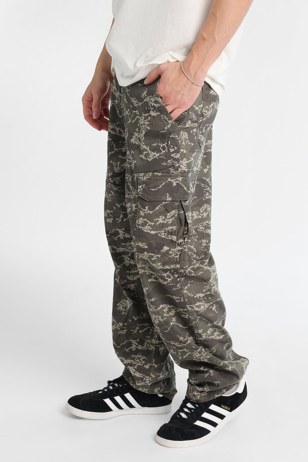 Pantalon cargo en sergé coupe skateur ample camouflage Pantalon cargo en sergé coupe skateur ample camouflage