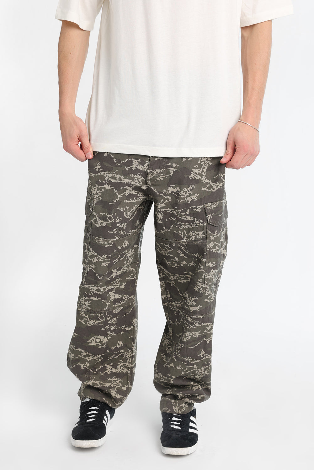 Pantalon cargo en sergé coupe skateur ample camouflage Pantalon cargo en sergé coupe skateur ample camouflage