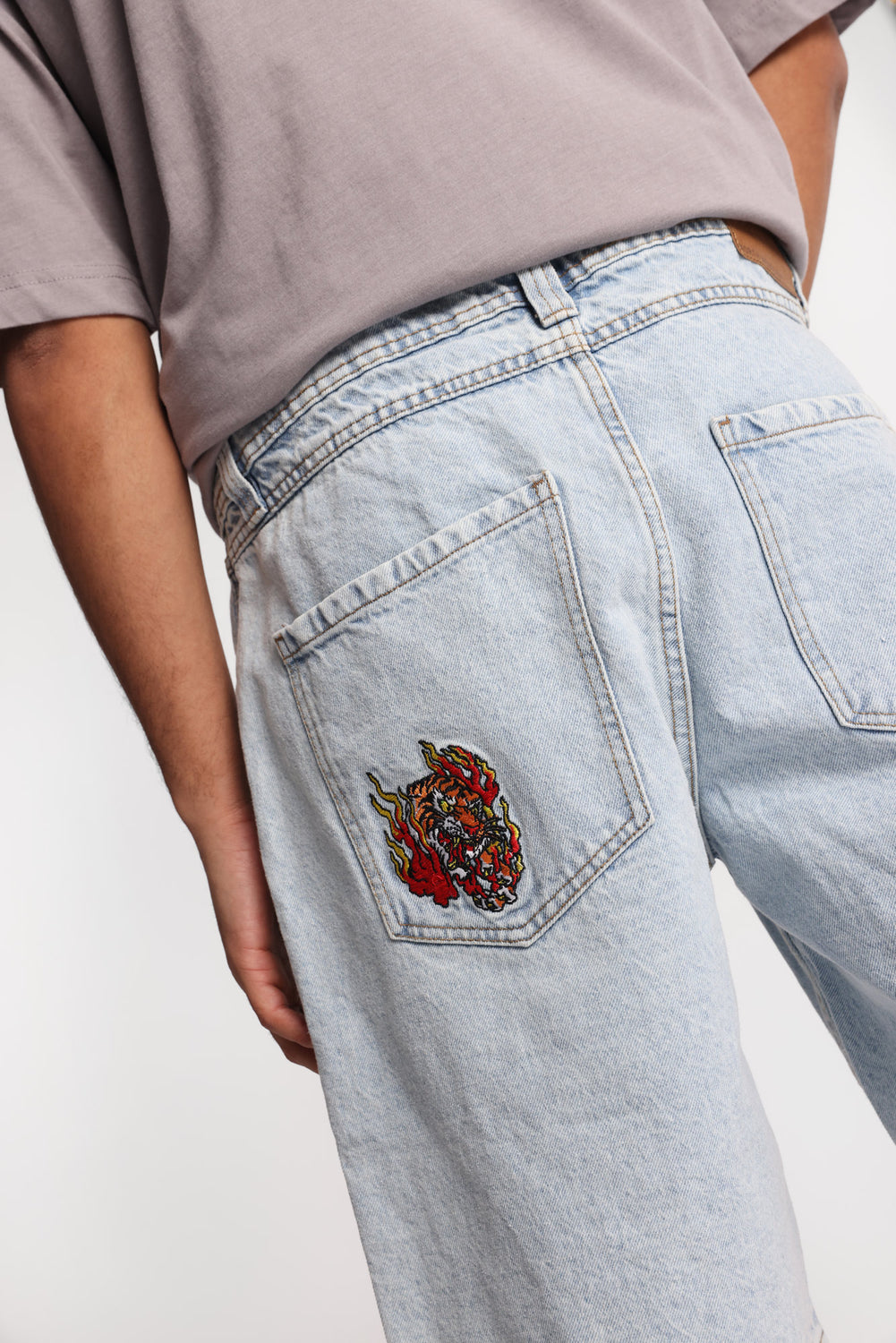 Short en denim ample brodé Short en denim ample brodé