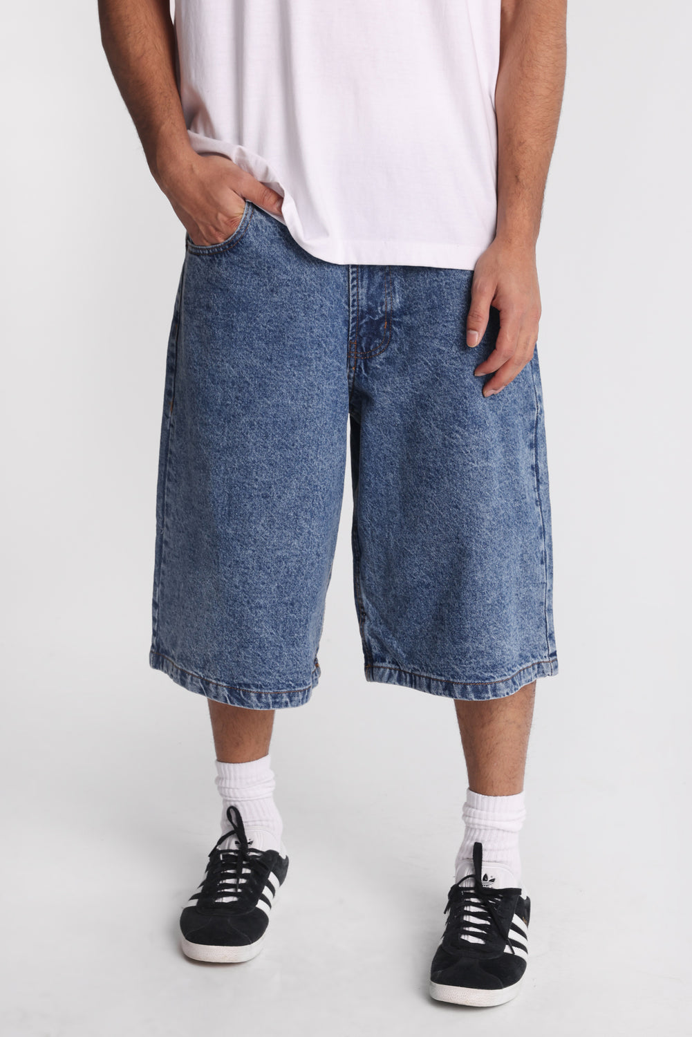 Short en jean ample brodé Short en jean ample brodé