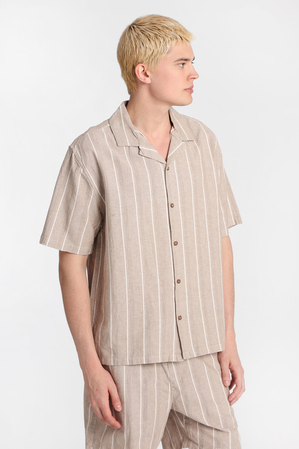 Chemise boutonnée à rayures texturées Chemise boutonnée à rayures texturées