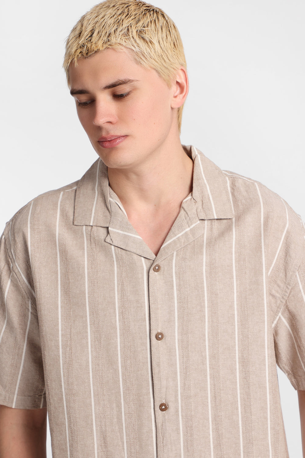 Chemise boutonnée à rayures texturées Chemise boutonnée à rayures texturées
