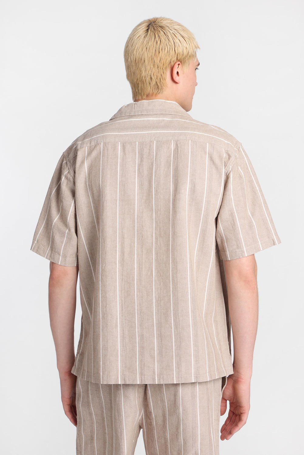 Chemise boutonnée à rayures texturées Chemise boutonnée à rayures texturées