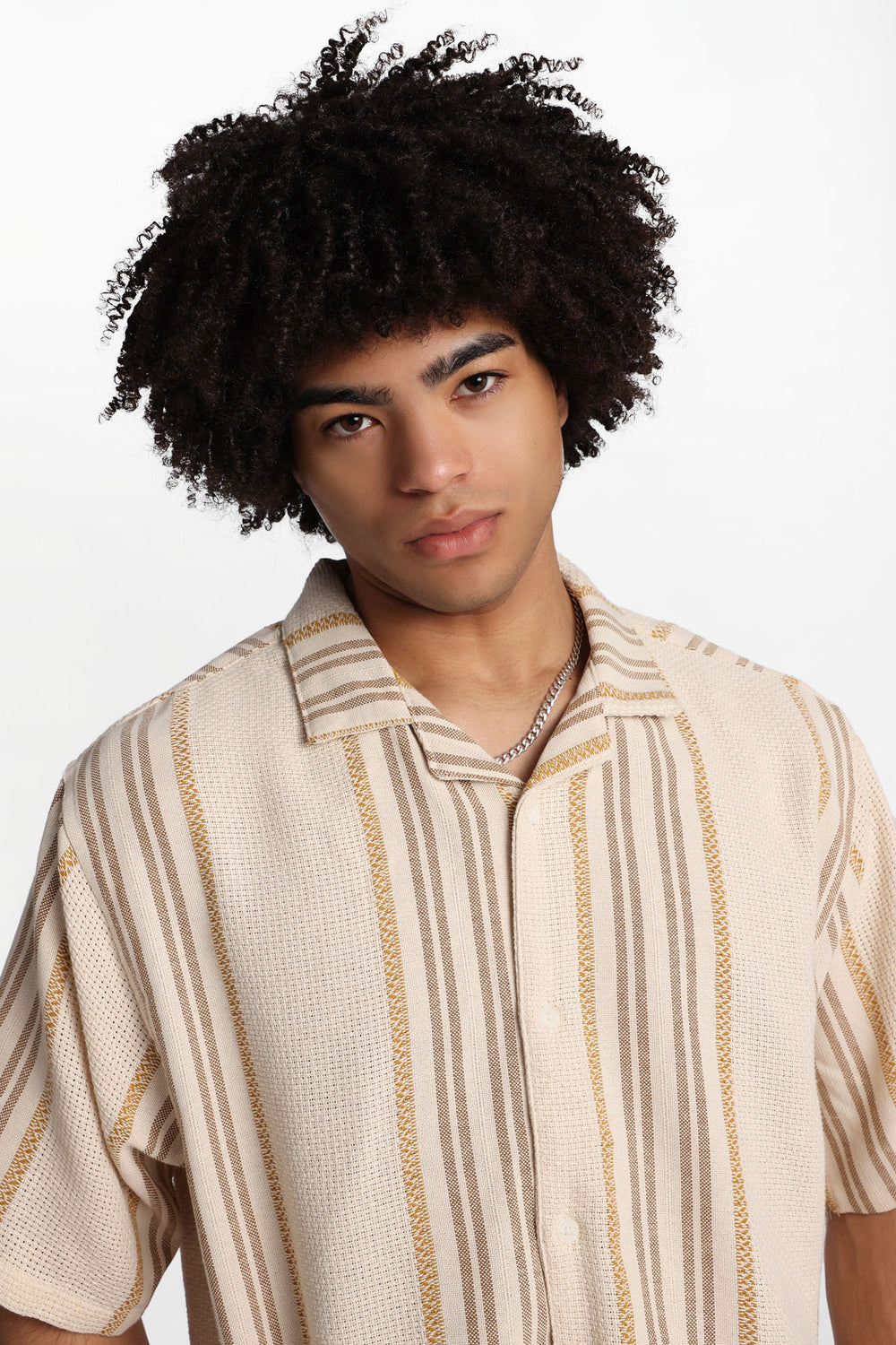 Chemise texturéee à manches courtes à rayures multicolores Chemise texturéee à manches courtes à rayures multicolores