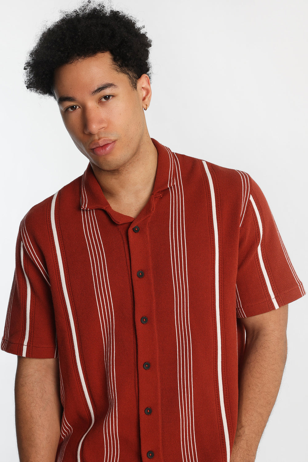 Chemise en tricot rayée à manches courtes à boutons Chemise en tricot rayée à manches courtes à boutons