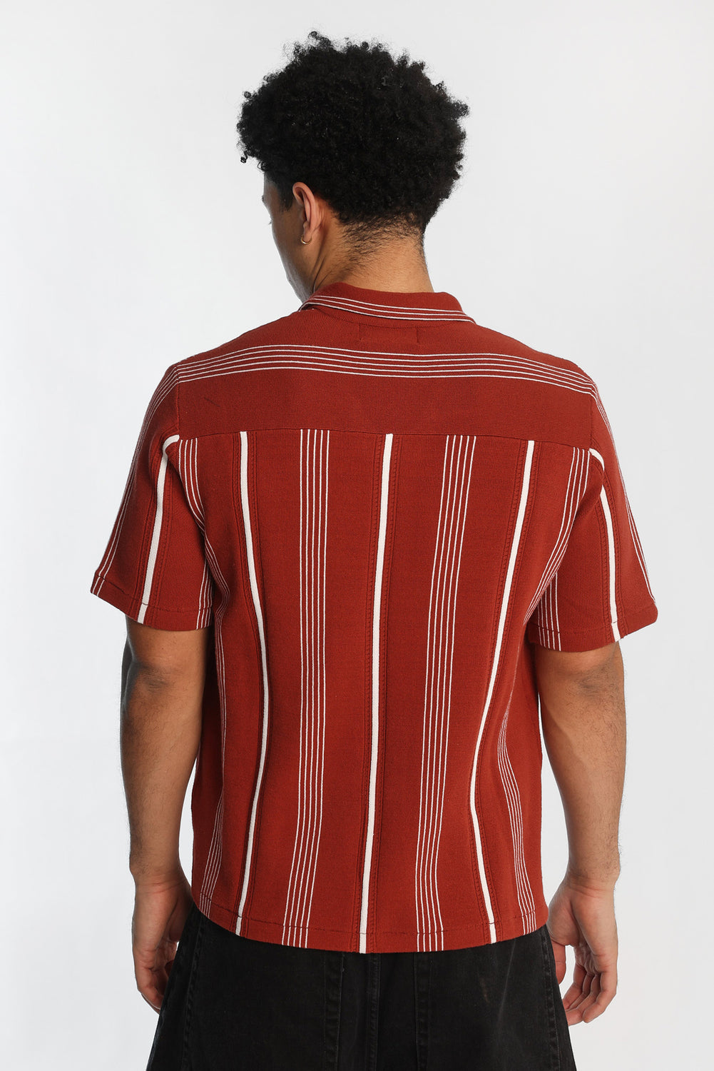 Chemise en tricot rayée à manches courtes à boutons Chemise en tricot rayée à manches courtes à boutons