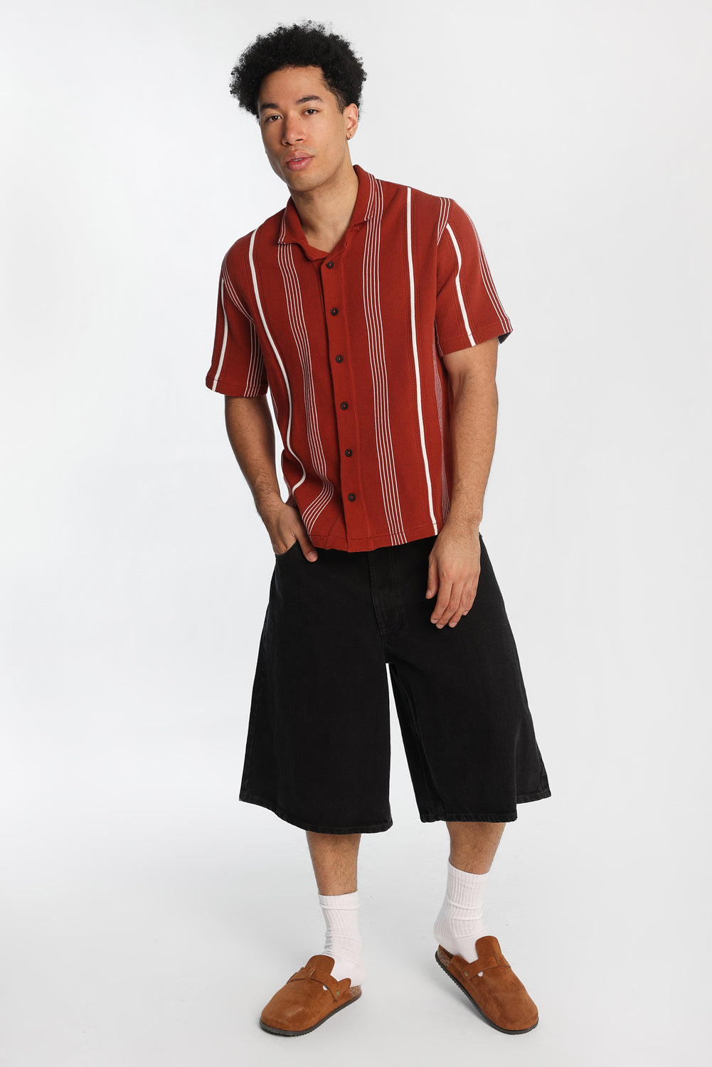 Chemise en tricot rayée à manches courtes à boutons Chemise en tricot rayée à manches courtes à boutons