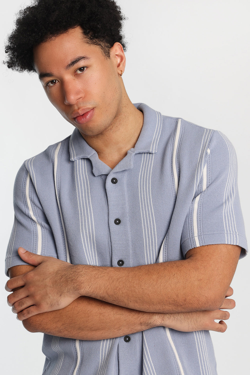 Chemise en tricot rayée à manches courtes à boutons Chemise en tricot rayée à manches courtes à boutons