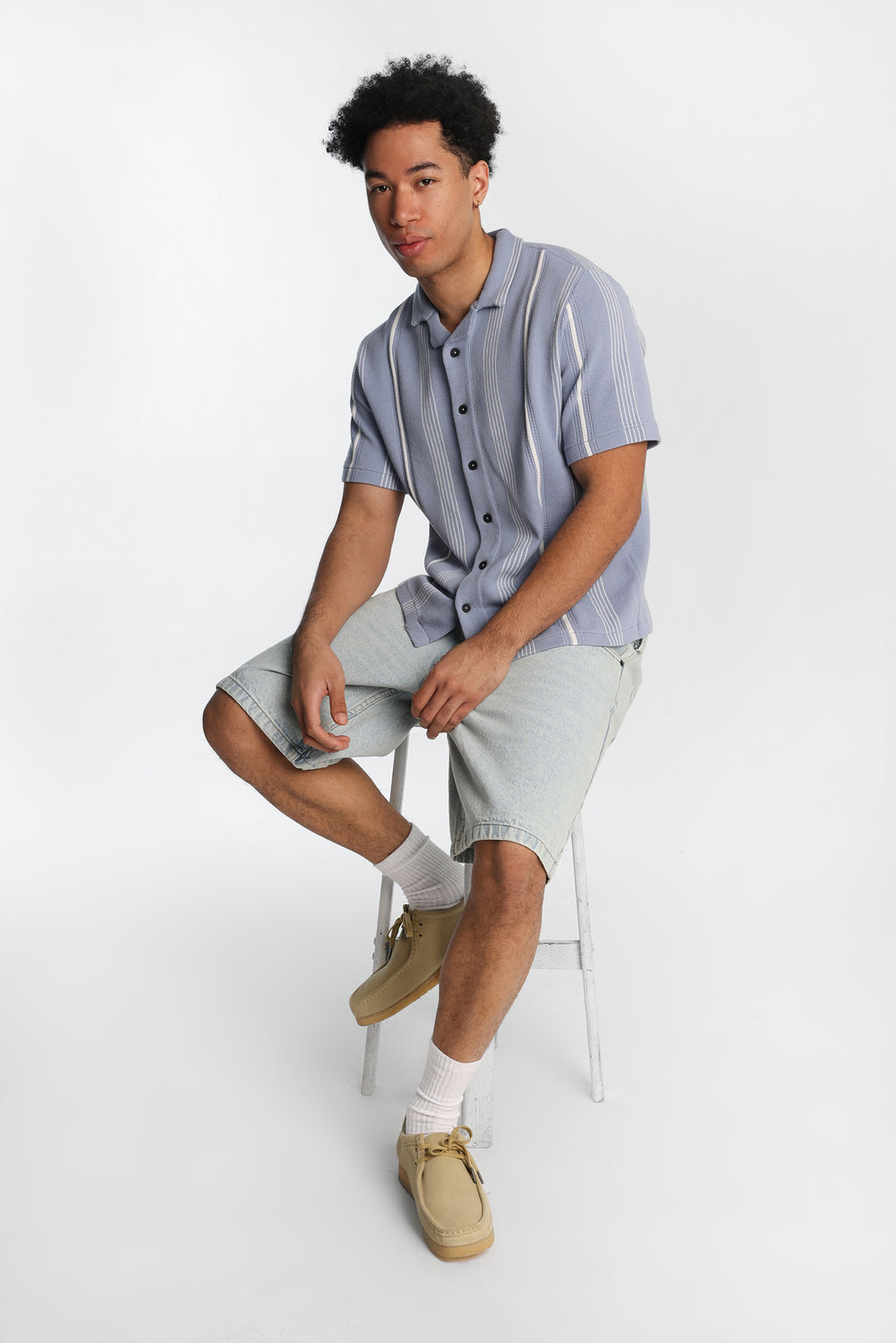 Chemise en tricot rayée à manches courtes à boutons Chemise en tricot rayée à manches courtes à boutons