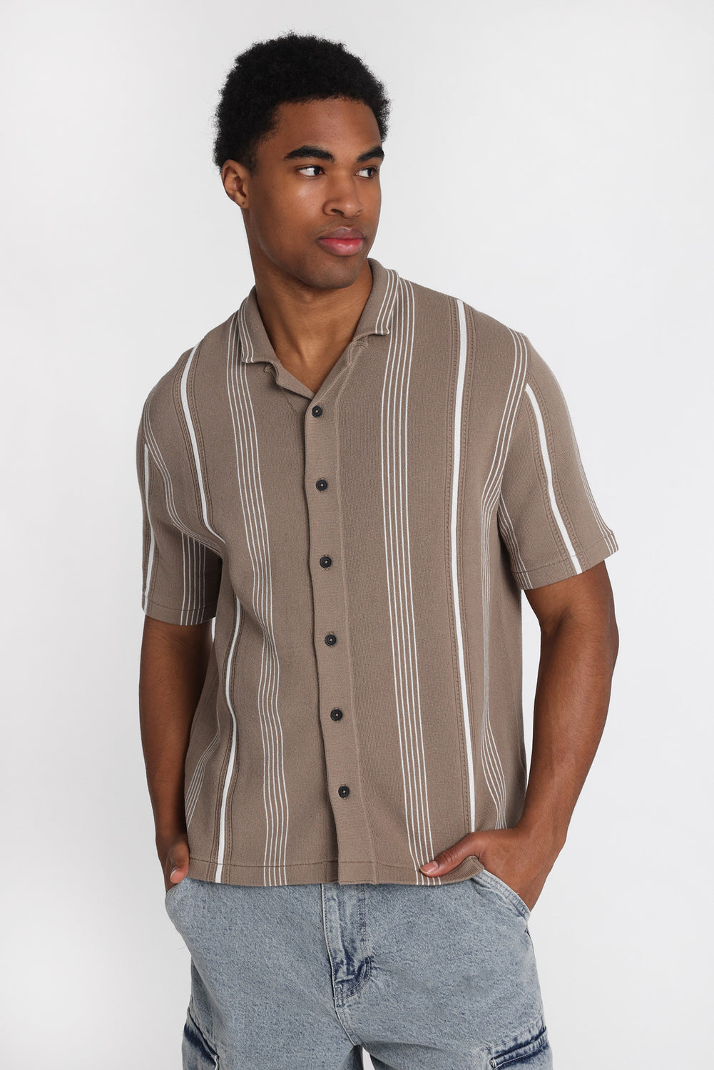 Chemise en tricot rayée à manches courtes à boutons Chemise en tricot rayée à manches courtes à boutons