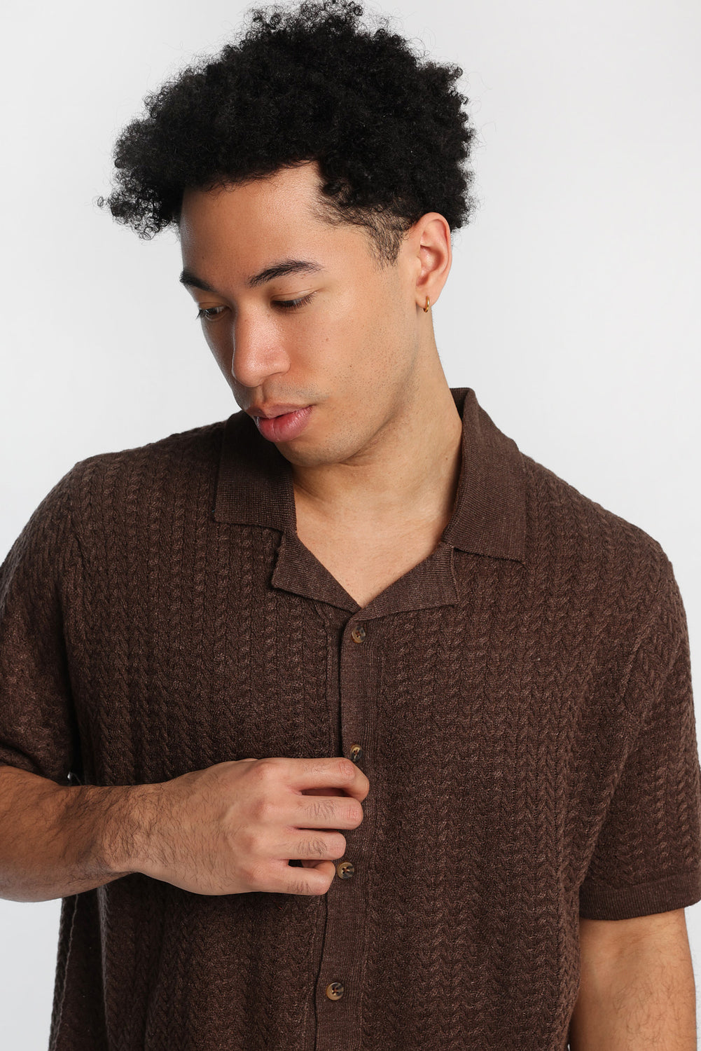 Chemise en tricot motif chevrons à manches courtes à boutons Chemise en tricot motif chevrons à manches courtes à boutons