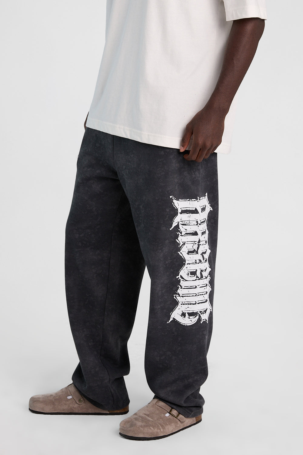 Pantalon en molleton délave imprimé à croix Arsenic Pantalon en molleton délave imprimé à croix Arsenic