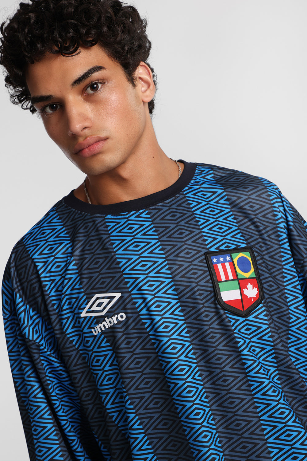 Maillot à manches longues col ras du cou Umbro World's Game Maillot à manches longues col ras du cou Umbro World's Game