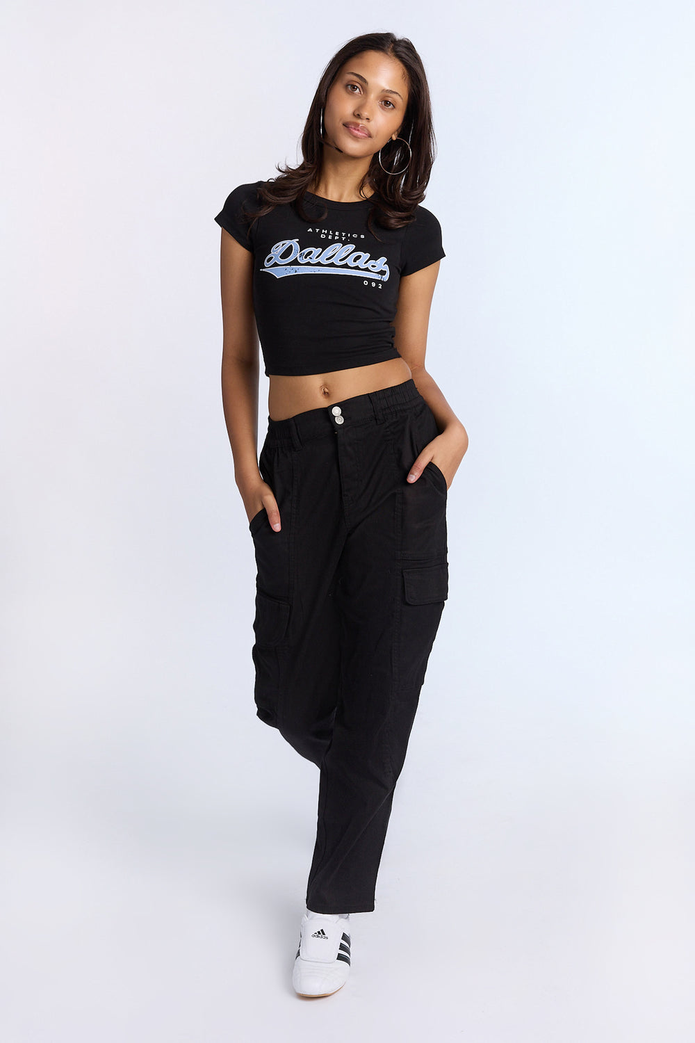 Pantalon cargo en sergé à taille haute et jambe droite Pantalon cargo en sergé à taille haute et jambe droite