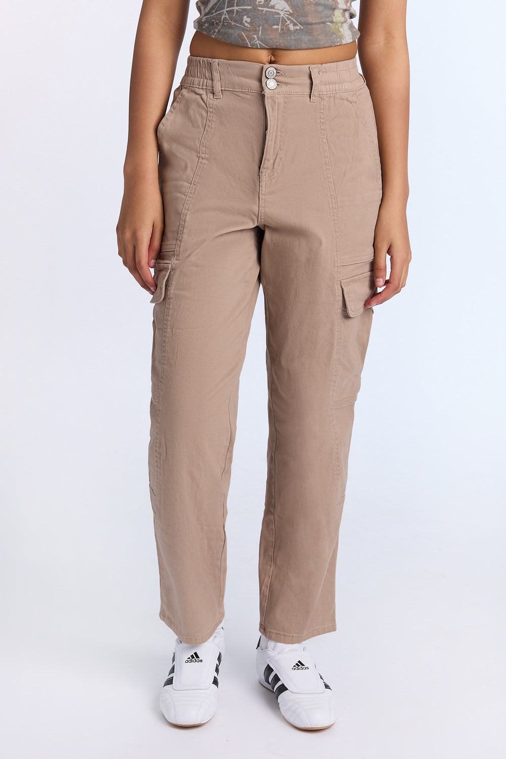 Pantalon cargo en sergé à taille haute et jambe droite Pantalon cargo en sergé à taille haute et jambe droite