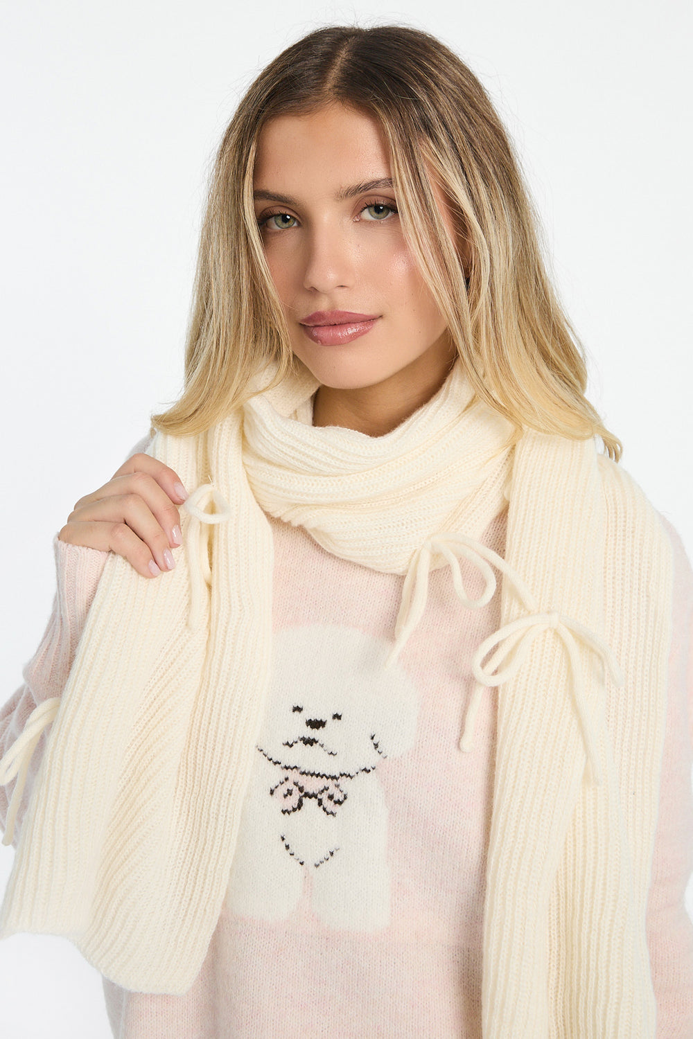 Écharpe côtelée avec noeuds en tricot Écharpe côtelée avec noeuds en tricot