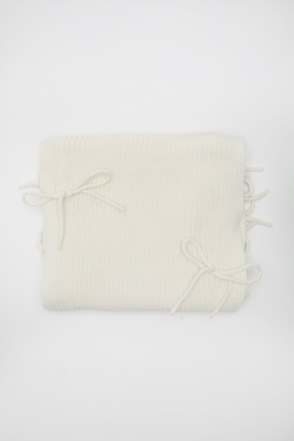 Écharpe côtelée avec noeuds en tricot Écharpe côtelée avec noeuds en tricot