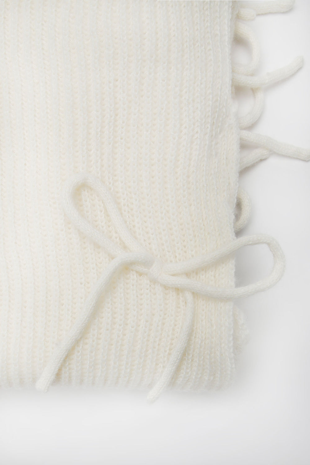 Écharpe côtelée avec noeuds en tricot Écharpe côtelée avec noeuds en tricot