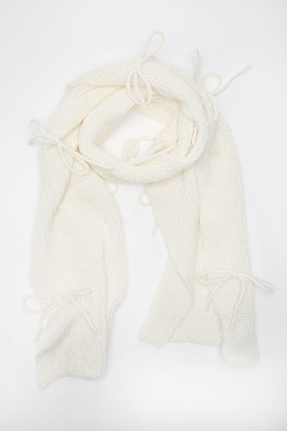 Écharpe côtelée avec noeuds en tricot Écharpe côtelée avec noeuds en tricot