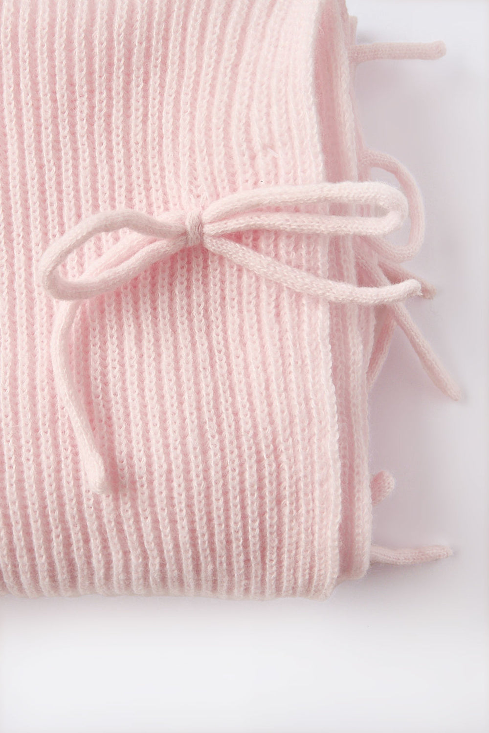 Écharpe côtelée avec noeuds en tricot Écharpe côtelée avec noeuds en tricot
