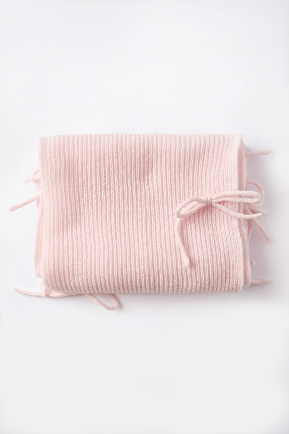 Écharpe côtelée avec noeuds en tricot Écharpe côtelée avec noeuds en tricot