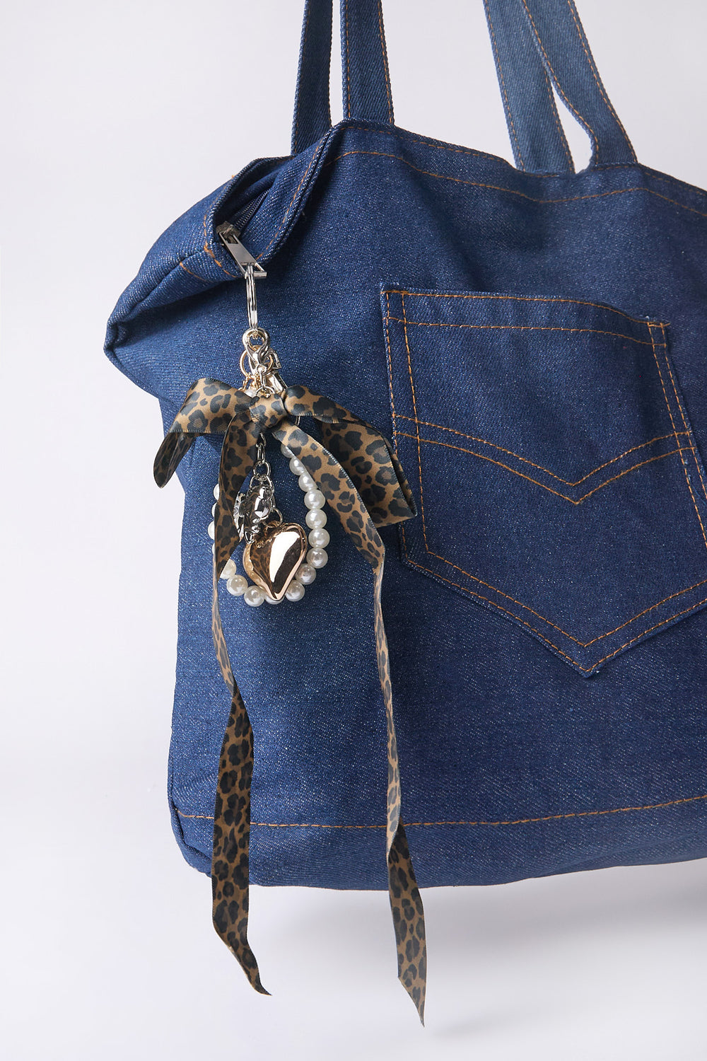 Porte-clés orné d'un noeud en ruban Porte-clés orné d'un noeud en ruban