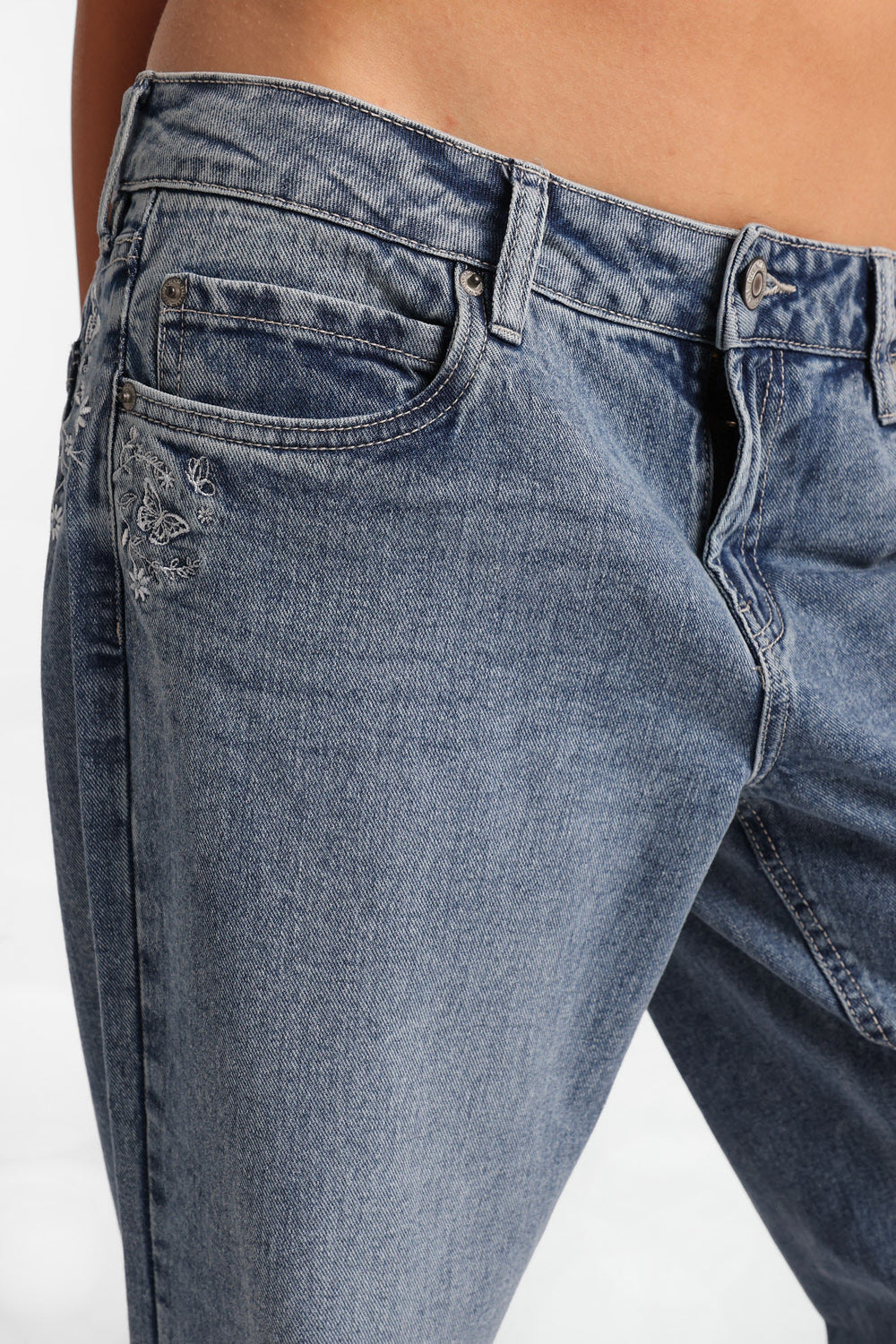 Jean ample taille basse Chloe avec papillons brodés Jean ample taille basse Chloe avec papillons brodés