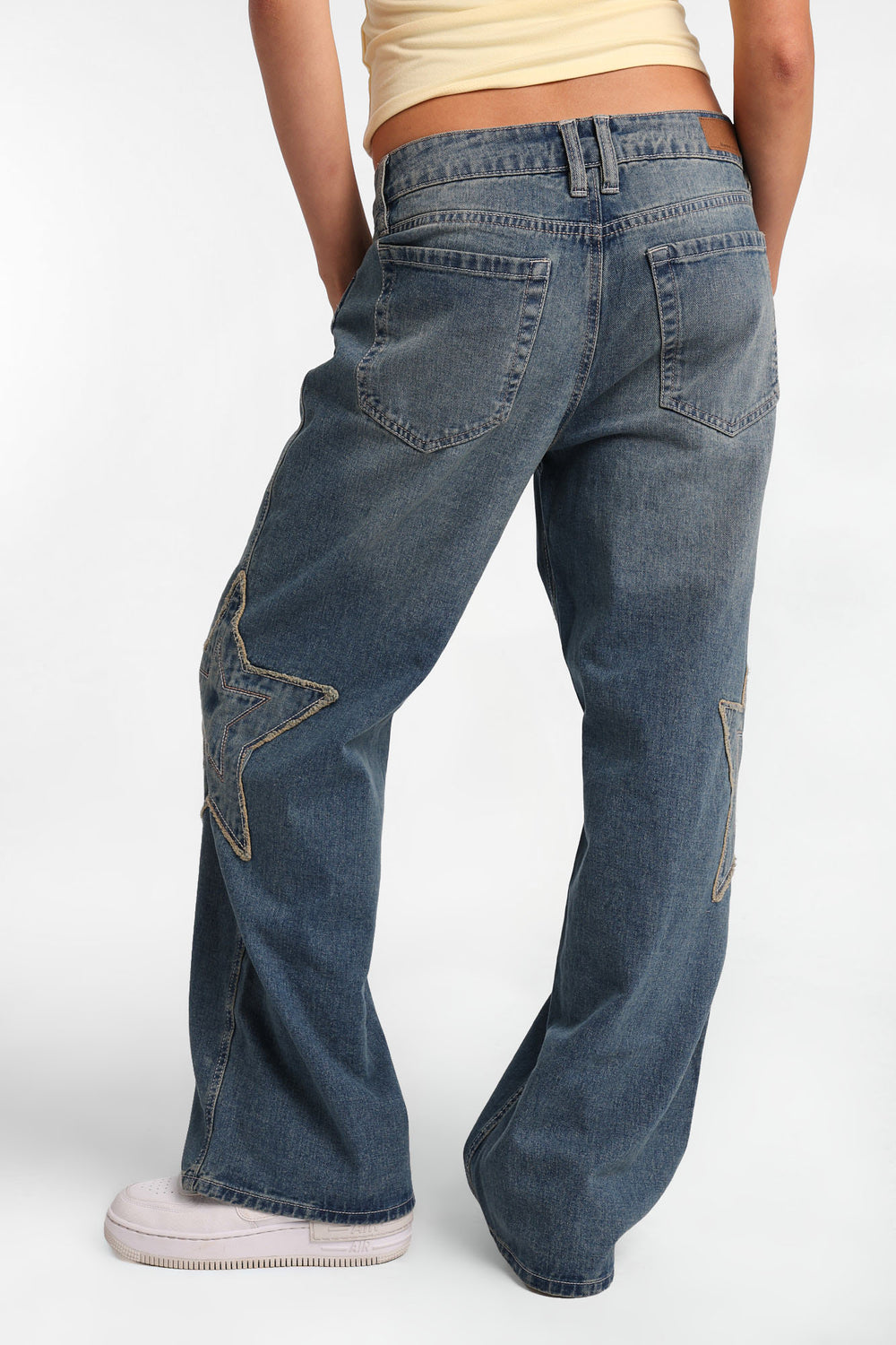 Jean ample taille basse Chloe avec étoiles brodées Jean ample taille basse Chloe avec étoiles brodées
