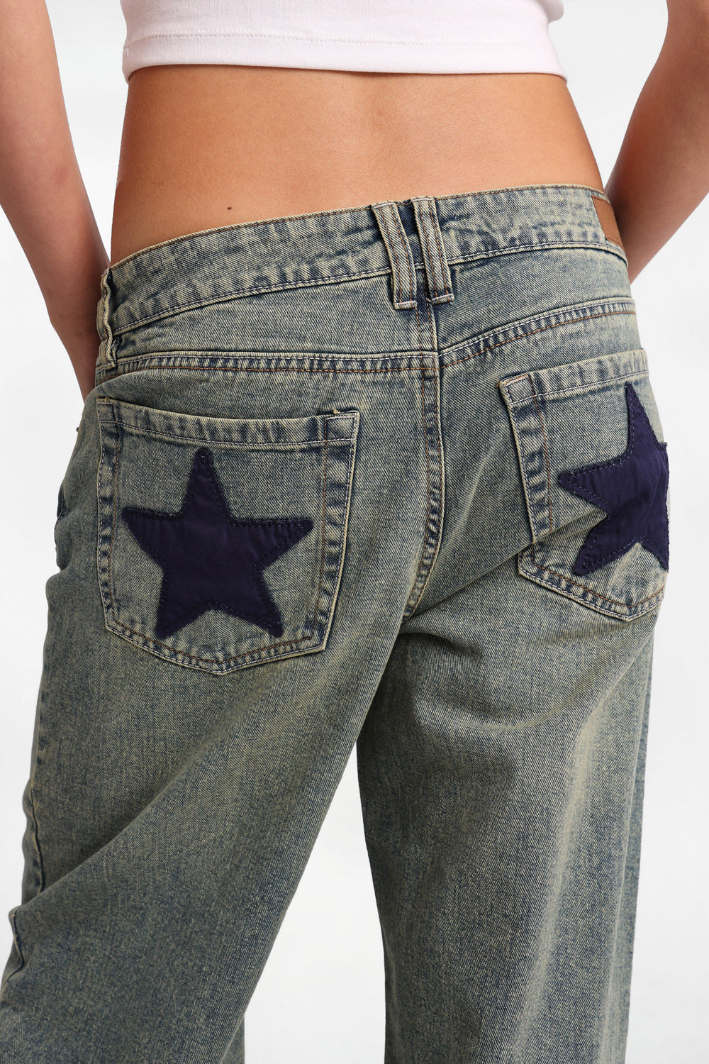 Jean ample taille basse Chloe avec étoiles brodées Jean ample taille basse Chloe avec étoiles brodées
