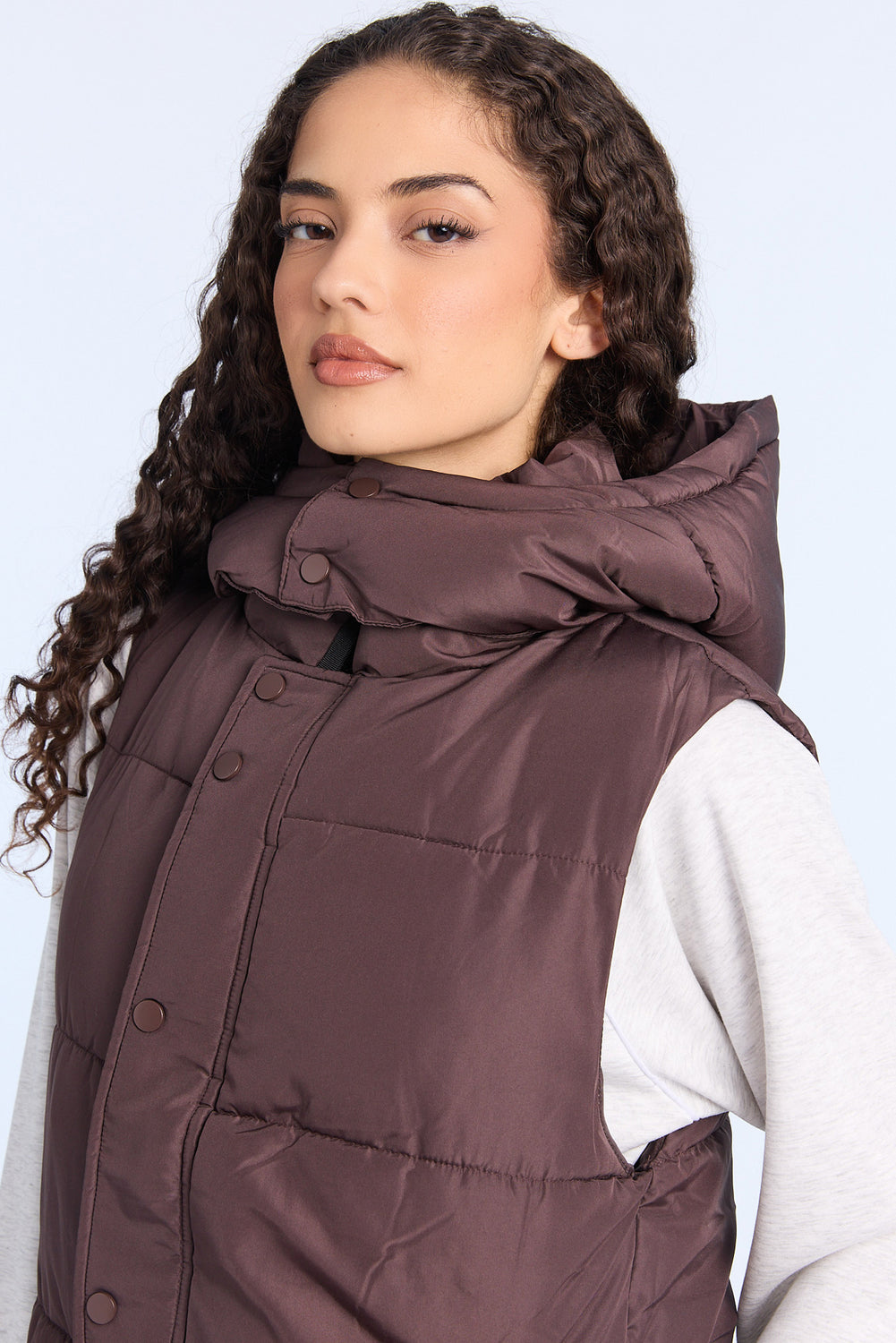 Gilet matelassée longue à capuche Gilet matelassée longue à capuche