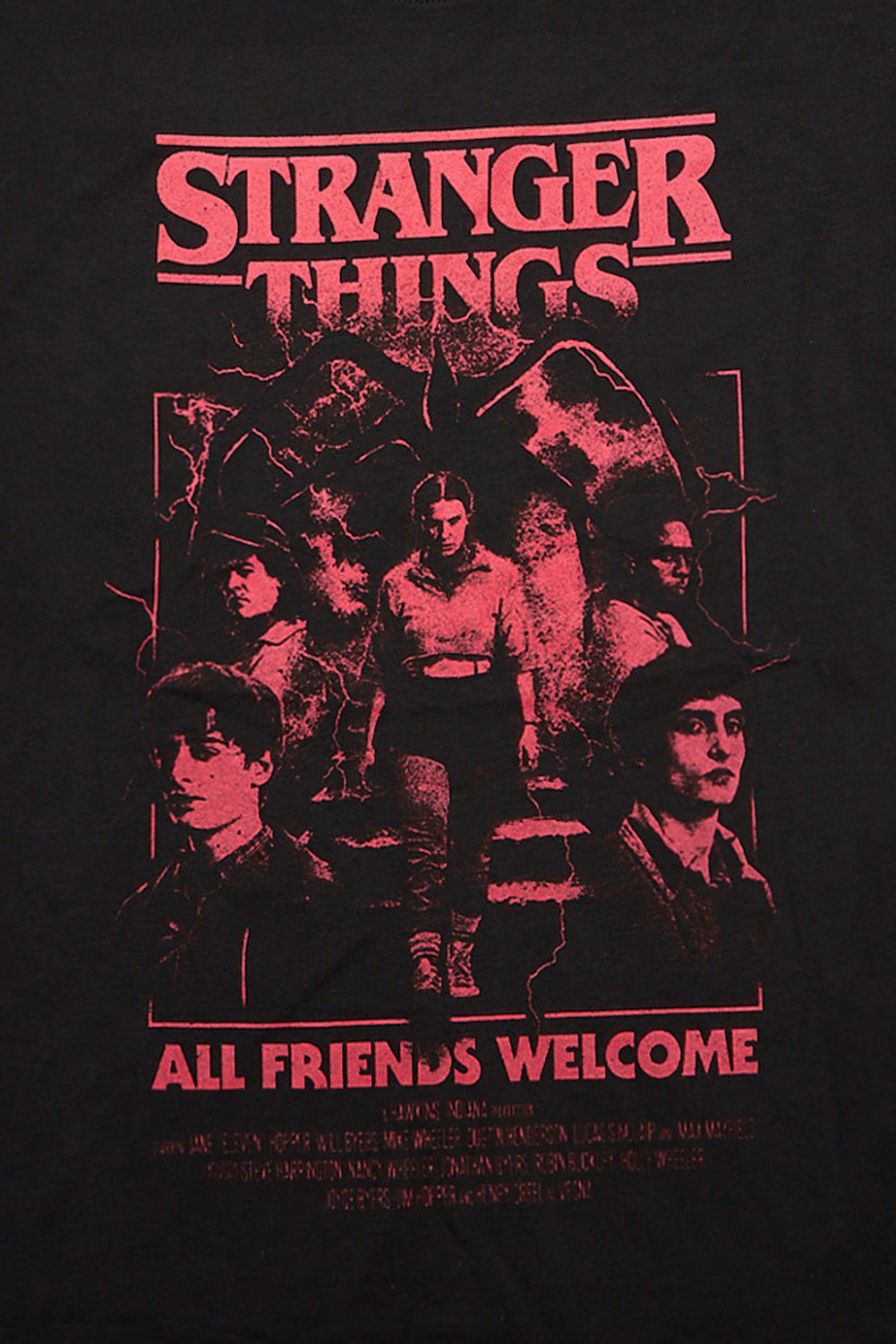 T-shirt coupe garçonne imprimé Stranger Things All Friends Welcome T-shirt coupe garçonne imprimé Stranger Things All Friends Welcome
