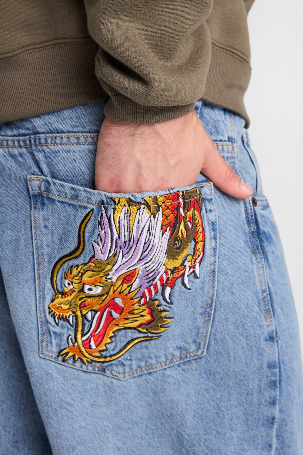 Jean coupe skateur à dragon brodé Jean coupe skateur à dragon brodé
