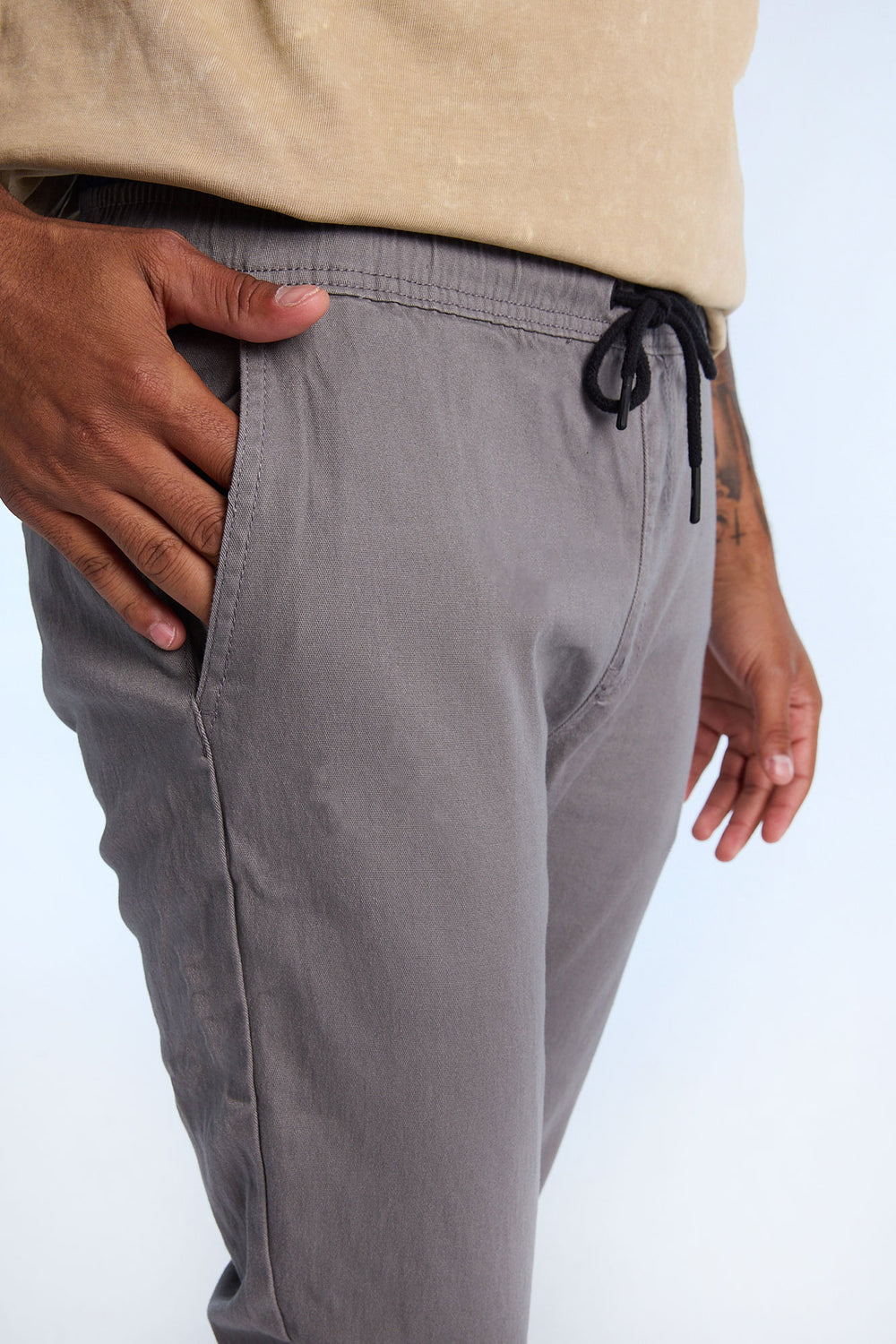 Jogger en sergé coupe slim homme Jogger en sergé coupe slim homme
