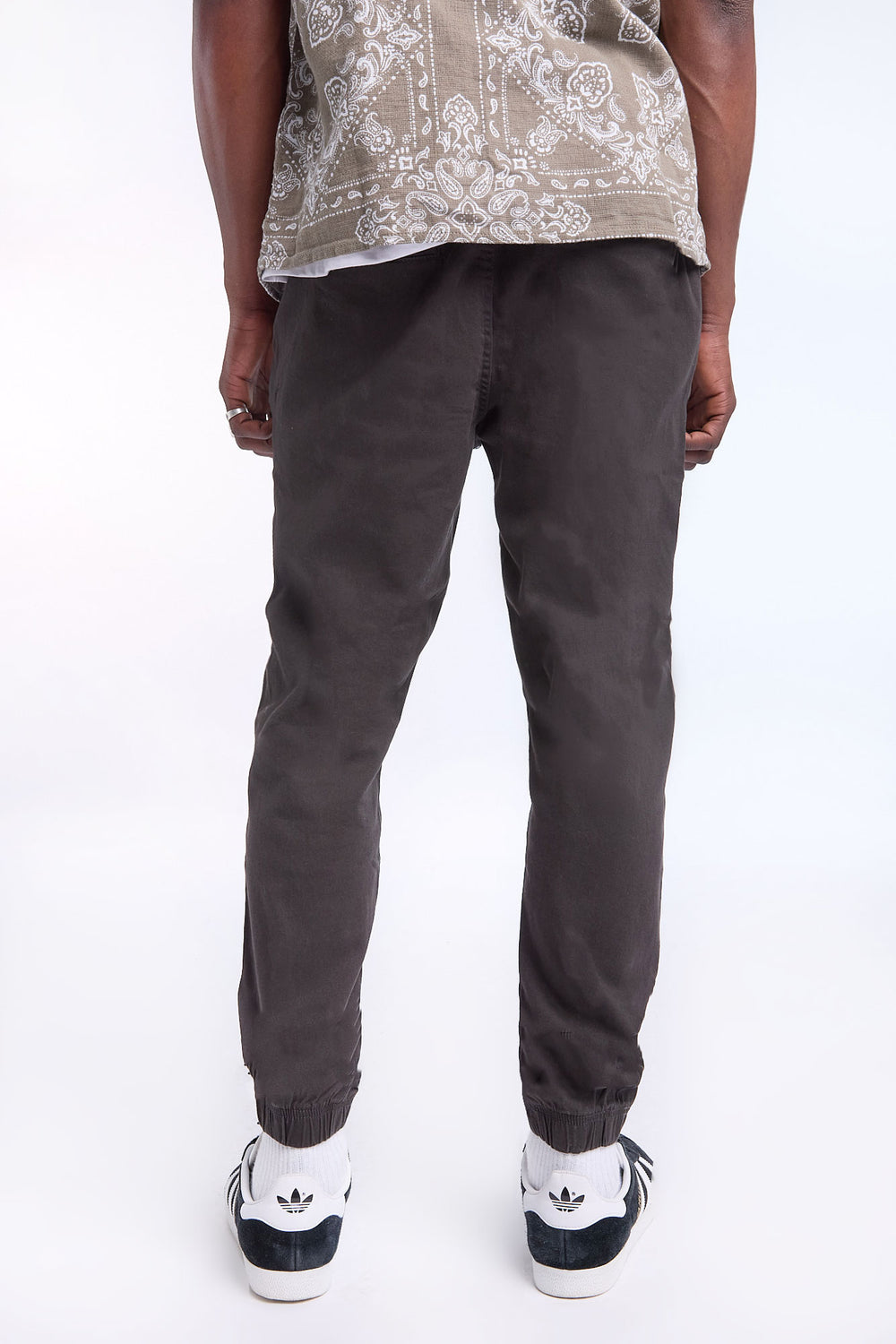 Jogger en sergé coupe décontractée homme Jogger en sergé coupe décontractée homme