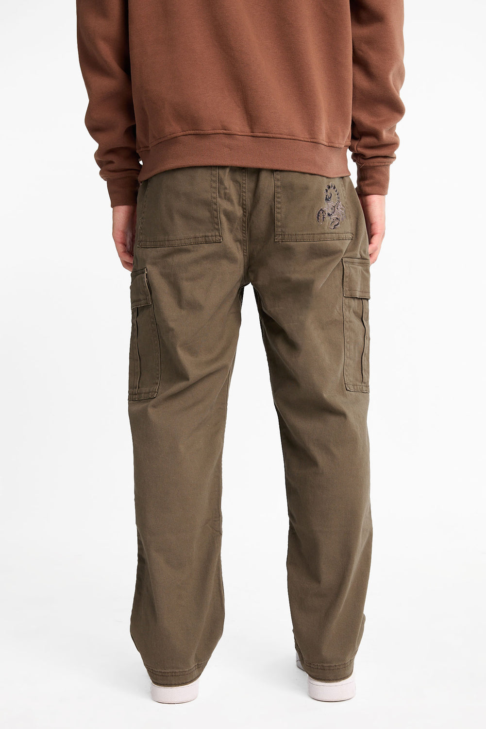 Pantalon cargo ample en sergé brodé Pantalon cargo ample en sergé brodé