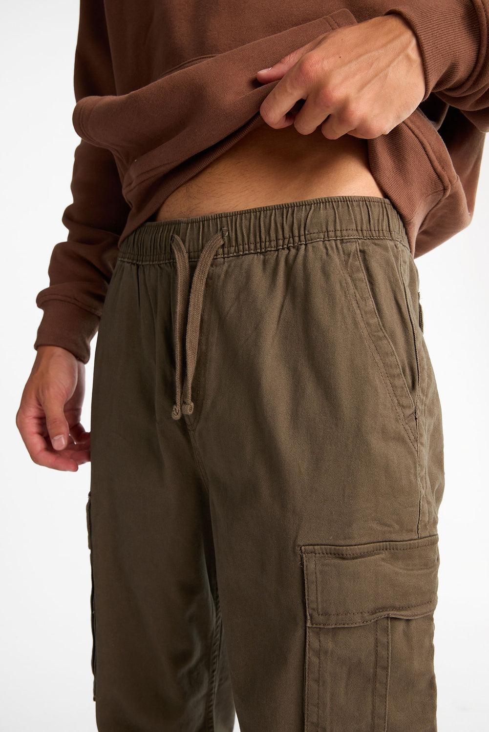 Pantalon cargo ample en sergé brodé Pantalon cargo ample en sergé brodé