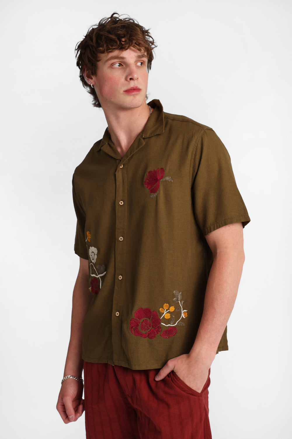 Chemise en mélange de lin à motif floral brodé Chemise en mélange de lin à motif floral brodé
